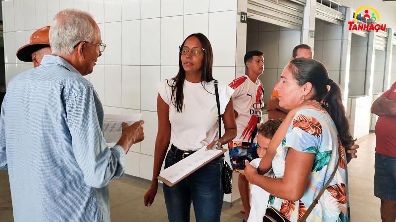 Prefeito de Tanhaçu confere últimos detalhes da reforma que está sendo feita no mercado municipal