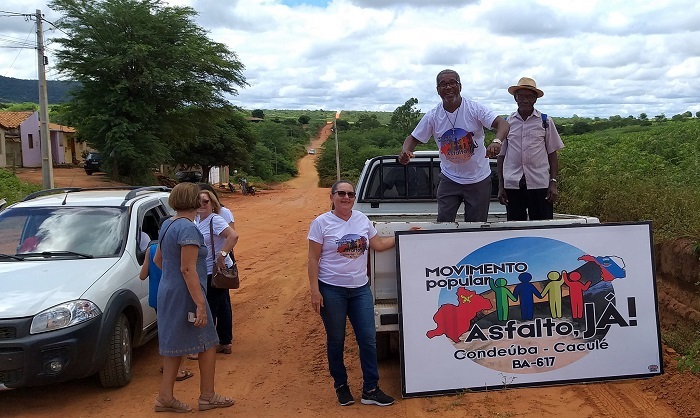 Estrada é interditada pelo “Movimento Asfalto Já”, caminhão não consegue subir ladeira escorregadia