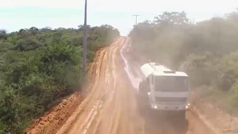 Prefeitura de Guajeru revitaliza estrada que dá acesso a Caculé