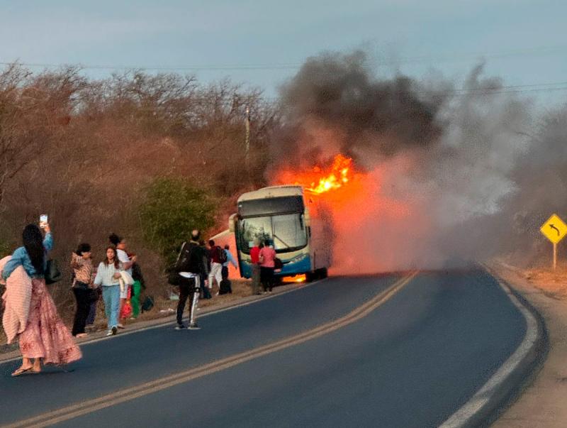 Ônibus da Novo Horizonte pega fogo na Br-030, trecho entre Caetité e Guanambi
