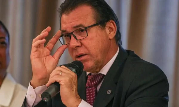 Ministro tenta emplacar volta do imposto sindical