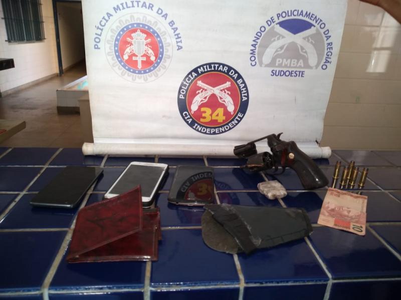 Casal é preso em posse de arma e drogas no Bairro Olhos D’água em Brumado