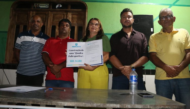 Prefeita de Aracatu assina ordem de serviço para construção de quadra poliesportiva