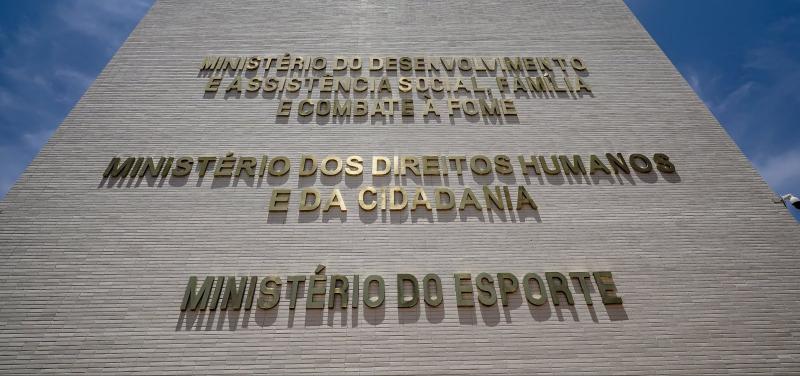 Centrão quer derrubar veto de Lula e manter dinheiro de apostas no Ministério do Esporte
