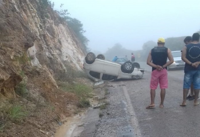 Veiculo capota na BA-148 no perímetro urbano de Rio de Contas nas imediações do Bairro Sossego