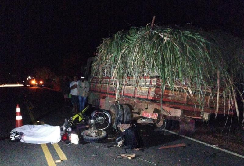 Motociclista morre após colidir contra caminhão parado na BA-142 em Tanhaçu