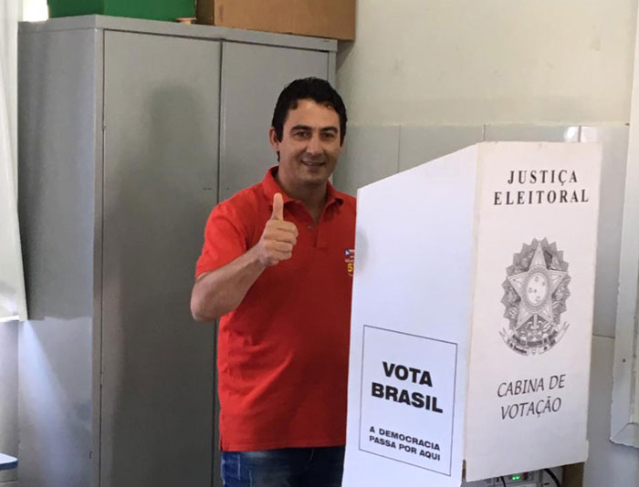 Eleições 2018: Márcio Moreira, candidato a deputado estadual, vota em Brumado