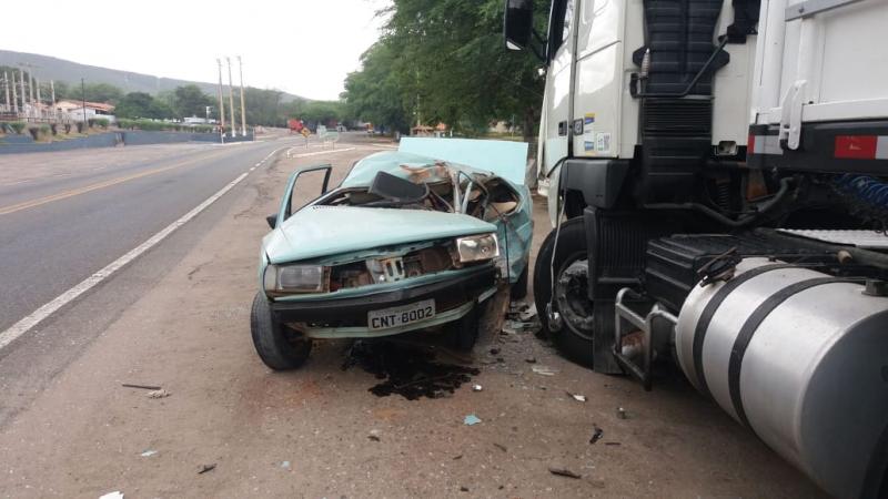 Brumado: Motorista sai ileso após forte batida em carreta na Vila Presidente Vargas