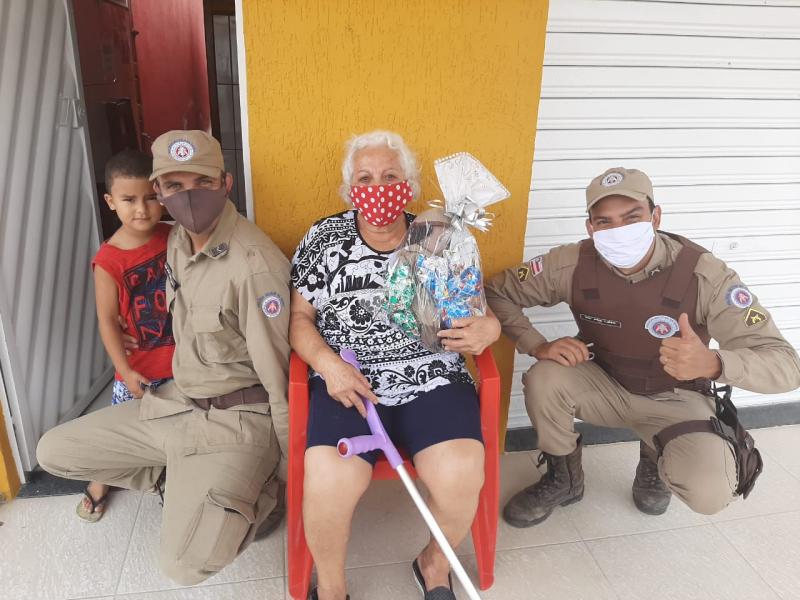 PM doa ovos de Páscoa e cestas básicas em Vitória da Conquista