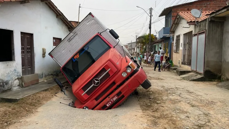 Cratera se abre e caminhão baú cai em galeria de esgoto em Ipiaú
