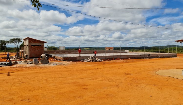 Prefeitura de Aracatu inicia obras de quadras poliesportivas na zona rural