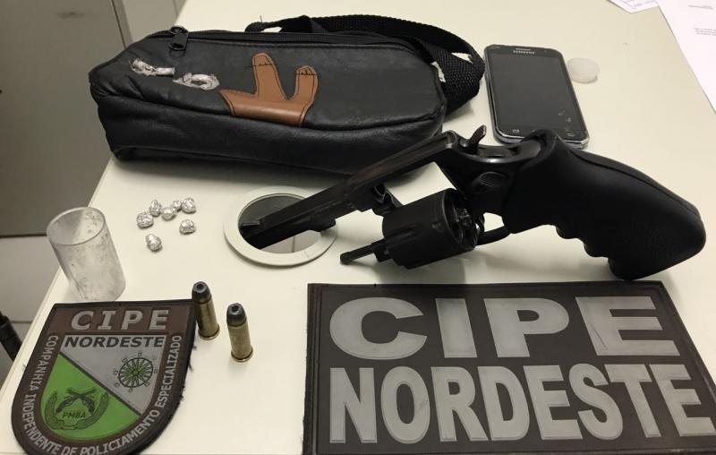 Casal é capturado com drogas e revólver escondidos em fogão