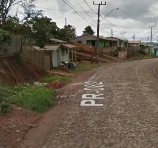 Três adolescentes mascarados e com machado invadem escola no interior do Paraná