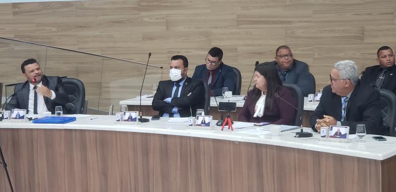 Brumado: Vereador Rey de Domingão é vaiado durante discussão sobre asfalto de Arrecife 