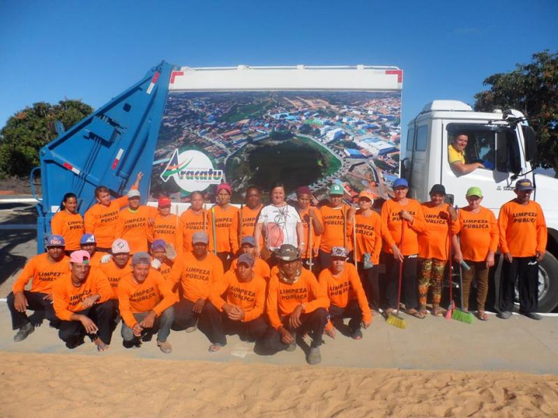 Aracatu: Prefeitura entrega caminhão coletor de lixo para a população e novos uniformes para os funcionários de limpeza pública.