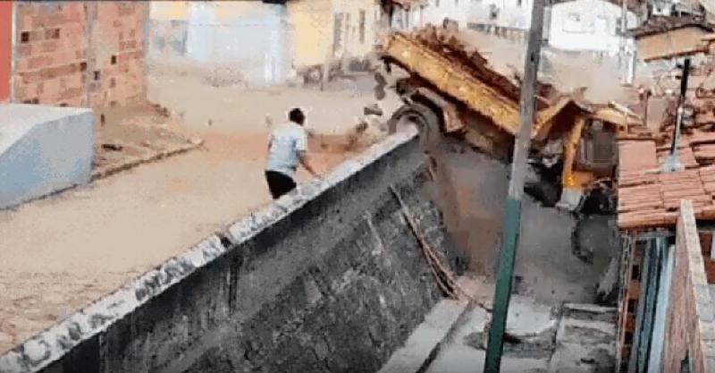 Casa é invadida por caminhão desgovernado no sudoeste da Bahia