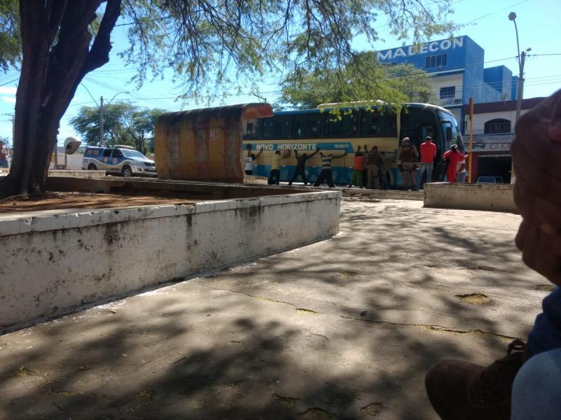 Polícia realiza abordagem em ônibus da Novo Horizonte após denúncia de furto em Brumado