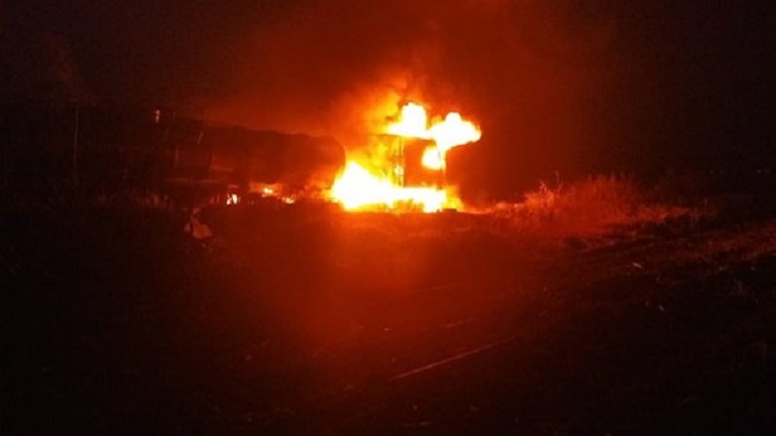 Carreta carregada com ácido sulfúrico pega fogo na BR-101 e motorista escapa ileso