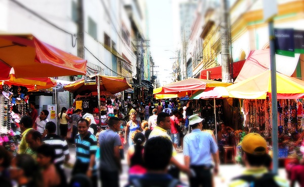  De março para abril, confiança do comércio cresce 1,3%, diz CNC