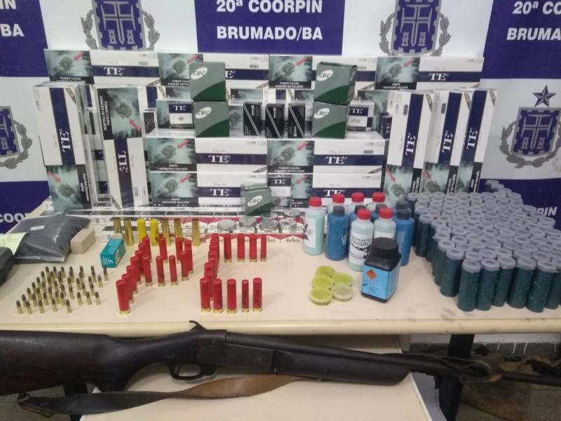 Polícia Civil encontra munições, cigarros contrabandeados e botijões de gás irregulares em comércio de Brumado