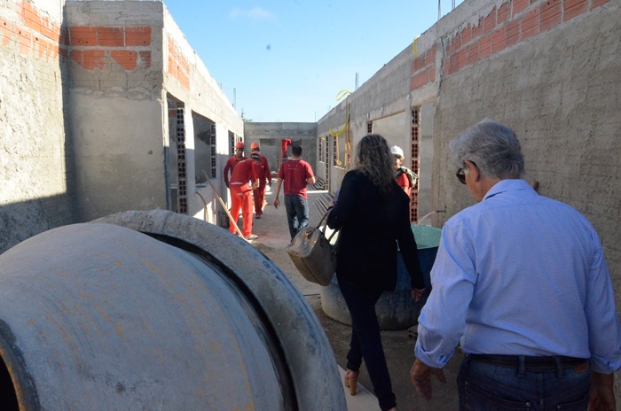 Prefeito de Brumado realiza visita em obras de escolas da zona rural e sede