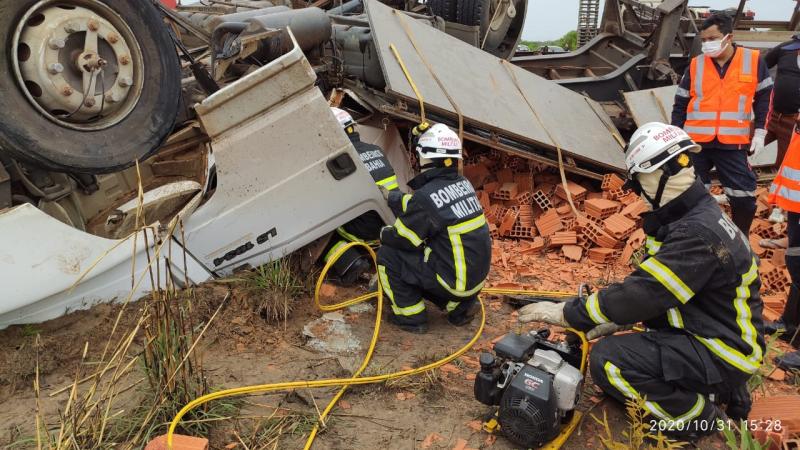 Motorista é resgatado com vida das ferragens de carreta na BR-242