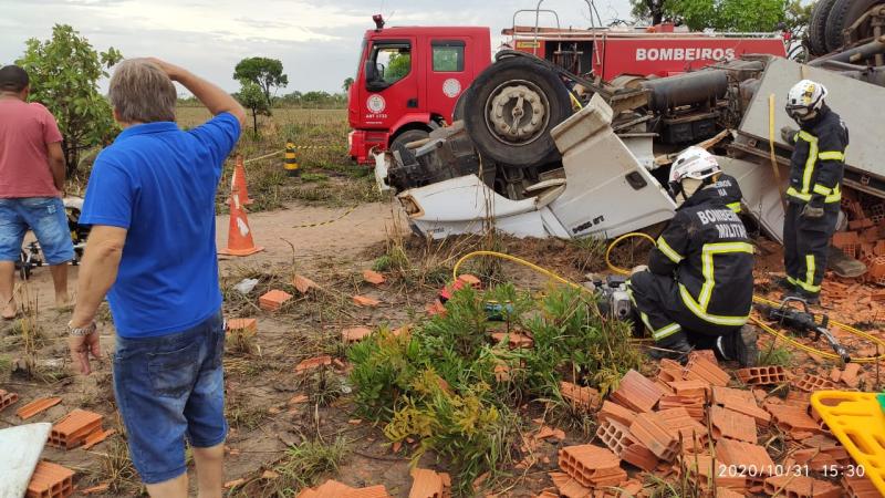 Motorista é resgatado com vida das ferragens de carreta na BR-242