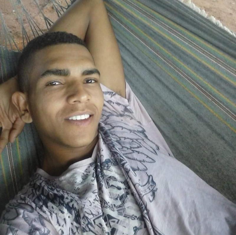 Jovem morre após pneu de caminhonete estourar e provocar capotamento na BR-030, entre Brumado e Sussuarana