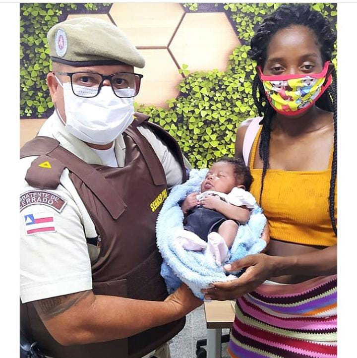 Bebê de três meses é salvo por PM após engasgar com leite