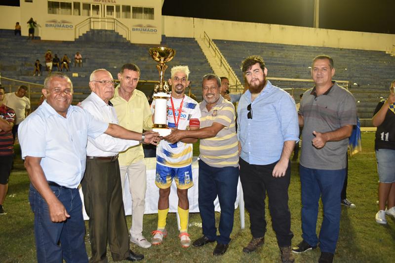 Vila vence o Magnesita e é campeão do Campeonato Brumadense, secretário e vice-prefeito fizeram a entrega das premiações