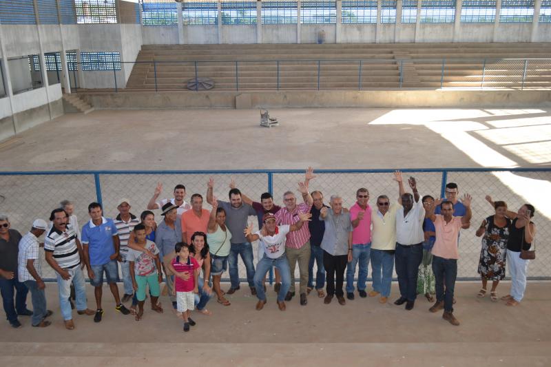 Ibiassucê: ginásio de esportes paralisado há anos é concluído com apoio de Waldenor e Zé Raimundo