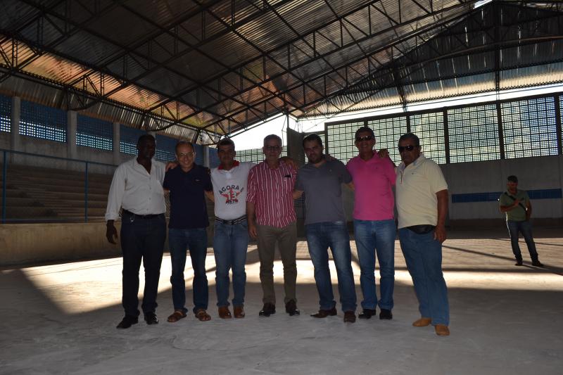 Ibiassucê: ginásio de esportes paralisado há anos é concluído com apoio de Waldenor e Zé Raimundo