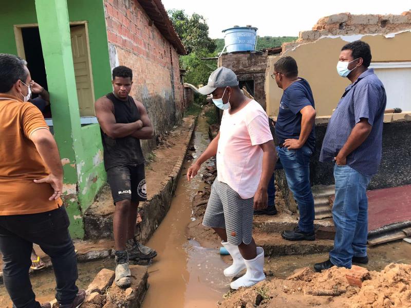 Dezena de famílias ficam desabrigadas após fortes chuvas em Iramaia