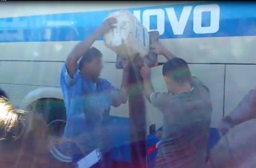 Ônibus da Novo Horizonte acaba combustível em estrada e deixa passageiros irritados. 