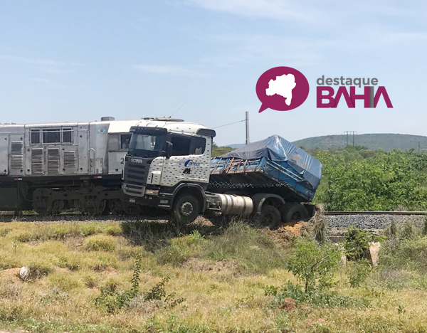 Carreta é atingida por locomotiva na BR - 030, em Brumado