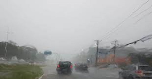 Salvador amanhece com tempo fechado; previsão é de chuva durante todo o dia