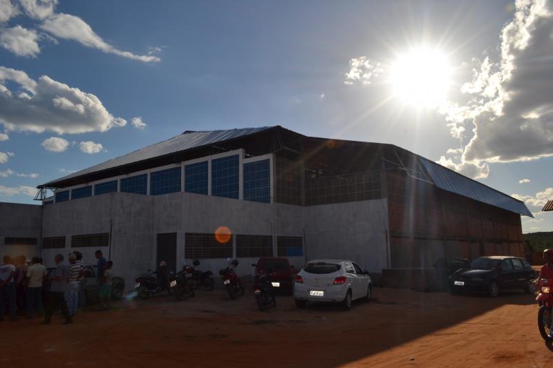 Ibiassucê: ginásio de esportes paralisado há anos é concluído com apoio de Waldenor e Zé Raimundo