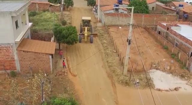 Prefeitura de Guajeru realiza manutenção de ruas que ainda não foram pavimentadas