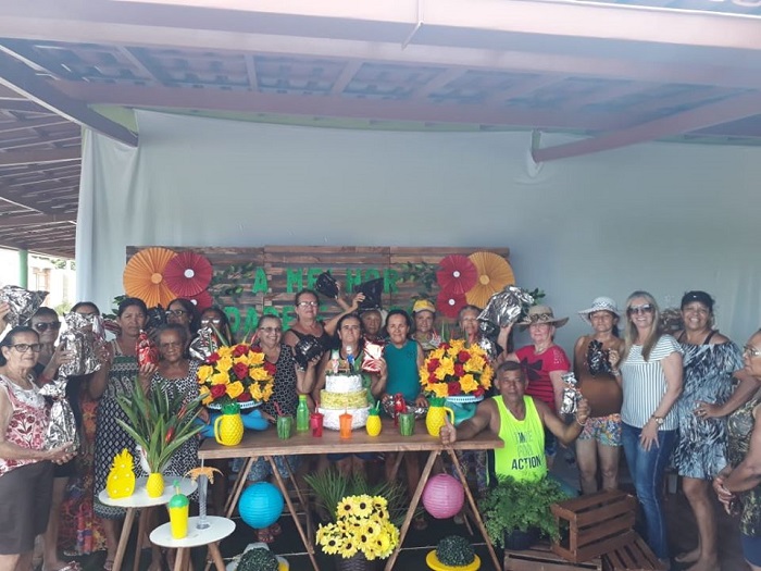 Prefeita de Malhada de Pedras acompanha grupo da melhor idade durante confraternização em Rio do Antônio