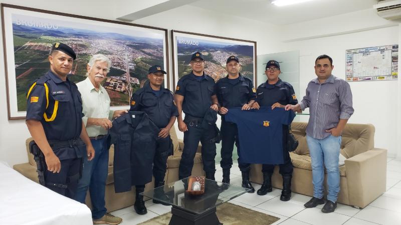 Prefeito de Brumado faz a entrega de novo fardamento para guarda municipal