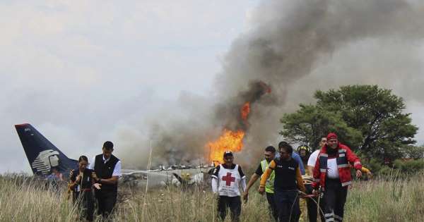 Avião com 103 pessoas cai no México; todos sobrevivem