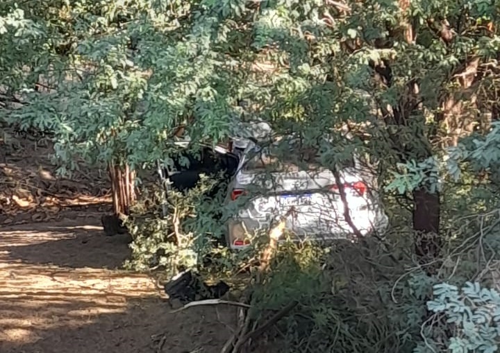 Condutor perde controle de veículo e cai as margens do Rio do Antônio em Brumado