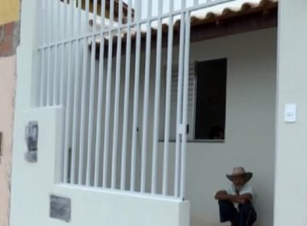 Conquista: Gari faz campanha e idoso tem casa reconstruída
