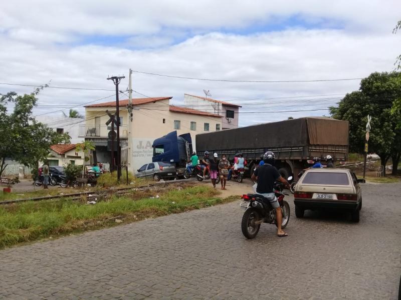 Brumado: Carreta ficou presa a linha férrea no bairro Dr. Juracy