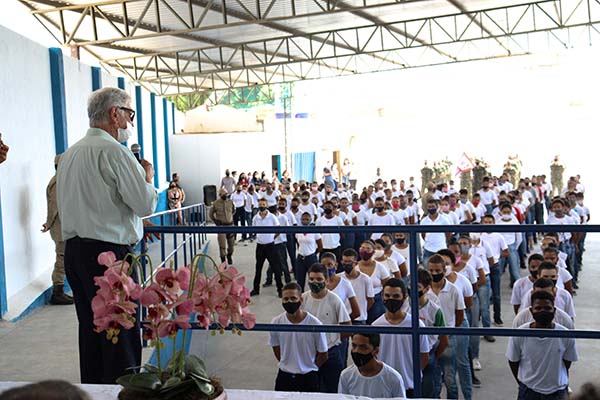 Alunos de Escolas Cívico Militares realizam comemorações em alusão ao Dia da Bandeira em Brumado