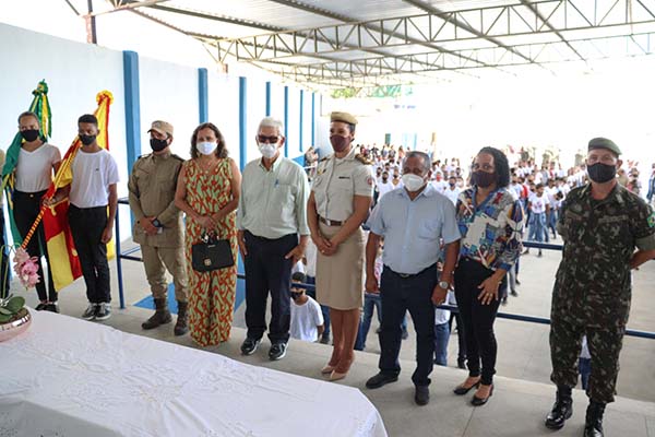 Alunos de Escolas Cívico Militares realizam comemorações em alusão ao Dia da Bandeira em Brumado