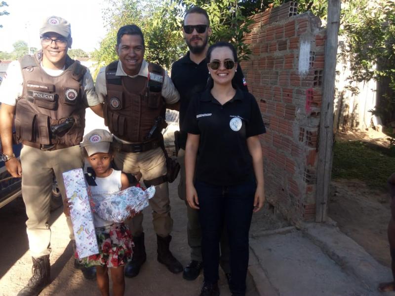 Peritos e PMs fazem surpresa para criança em Itaberaba
