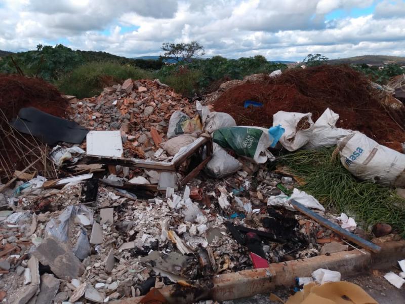 Brumado: Moradores dos bairros Santa Teresa, Urbis I, São Vicente e Maria de Lourdes denunciam descarte irregular de lixo