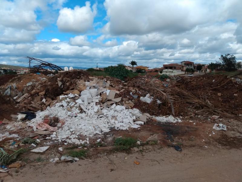 Brumado: Moradores dos bairros Santa Teresa, Urbis I, São Vicente e Maria de Lourdes denunciam descarte irregular de lixo