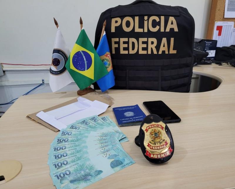 Jovem é preso pela polícia federal após receber dinheiro falso pelos Correios